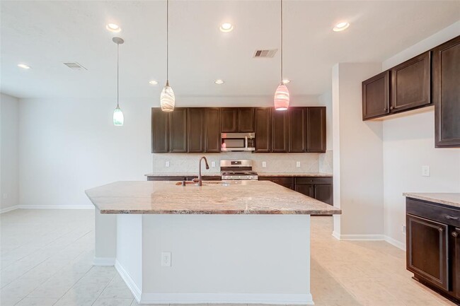 Building Photo - 15910 Copper Oak Ln