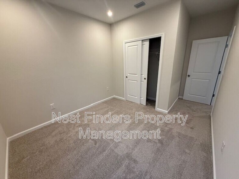 Building Photo - 299 Spruce Hl Pt
