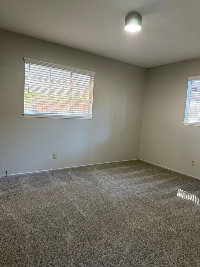 Building Photo - Spacious Waverly Park Home