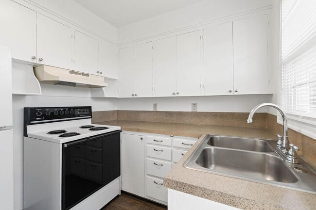 Building Photo - Beautifully maintained 1-bdrm/1-bath unit in 4-plex. Fireplace, off-street parking, laundry, grea...