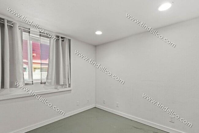 Building Photo - Pet Friendly 4 bedroom 2 bathroom home located blocks from University of Portland!