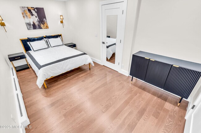 Building Photo - 320 Silver Lagoon Dr