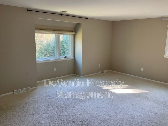 Building Photo - 471 Manordale Rd