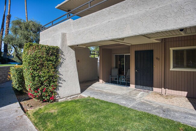 Front Porch - 420 N Villa Ct