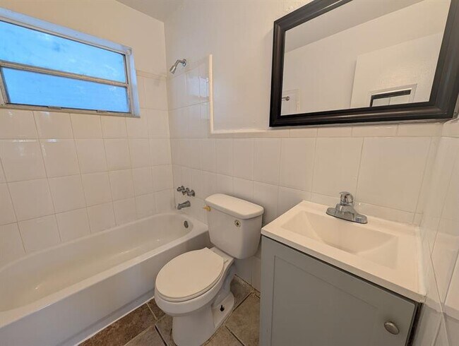 Building Photo - 140 NW 40th St