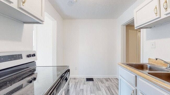 Building Photo - HOUSE FOR RENT