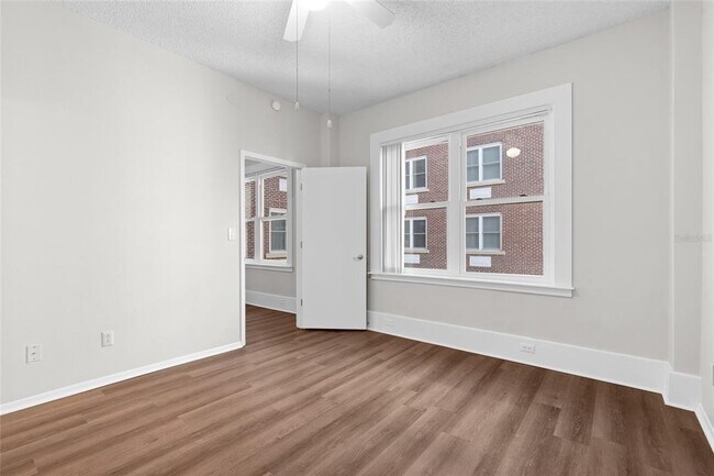 Building Photo - 411 1st Ave N