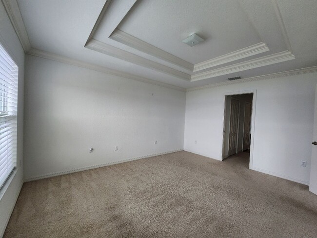 Building Photo - Gorgeous 4-Bedroom Lakefront!!
