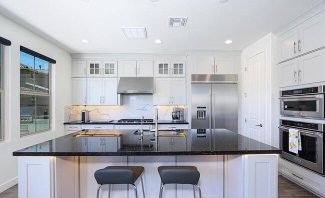 Building Photo - 948 W Yosemite Dr