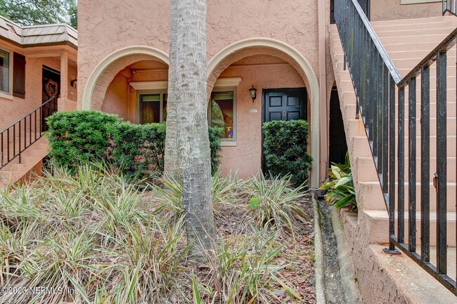 Building Photo - This beautifully remodeled 2 bedroom, 2 ba...