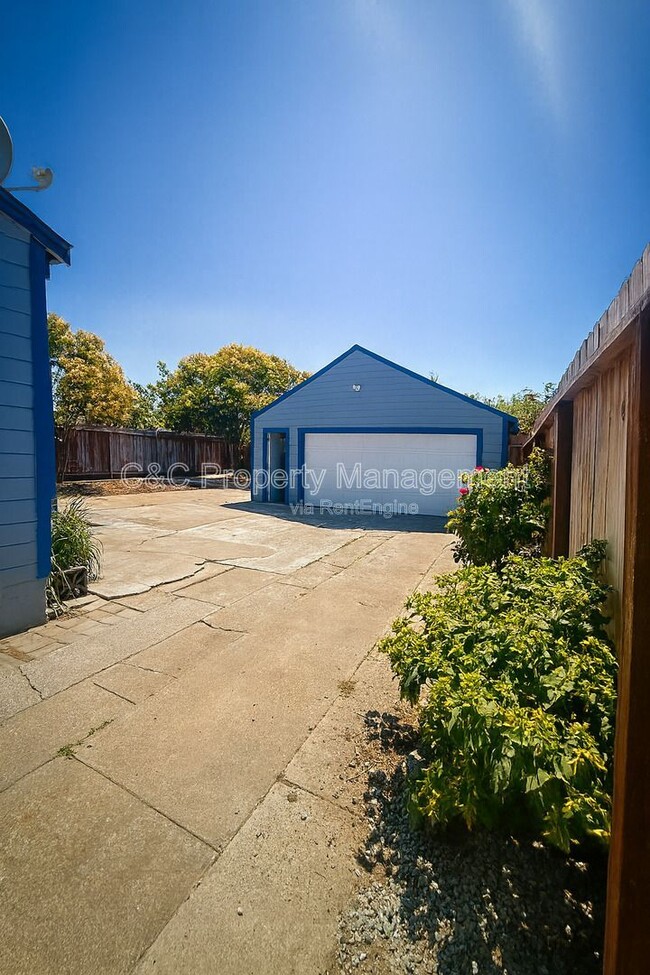 Building Photo - 2370 Lowell Ave
