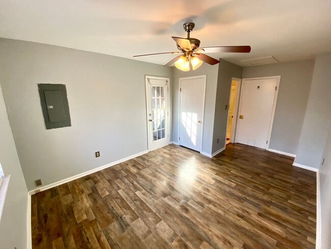 Building Photo - 1116 N Green Dr