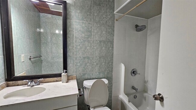 Building Photo - 15303 Gran Vista Dr
