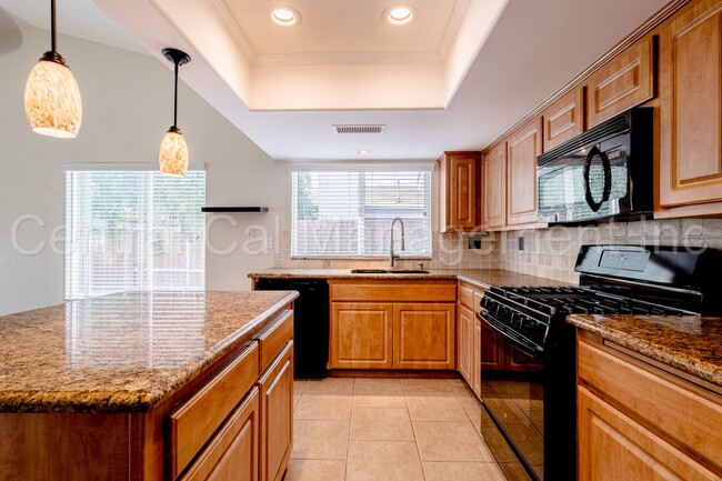 Building Photo - 3 Bedroom/2 Bath Home with Paid Solar and ...