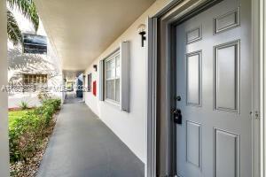 Building Photo - 303 Burgundy G