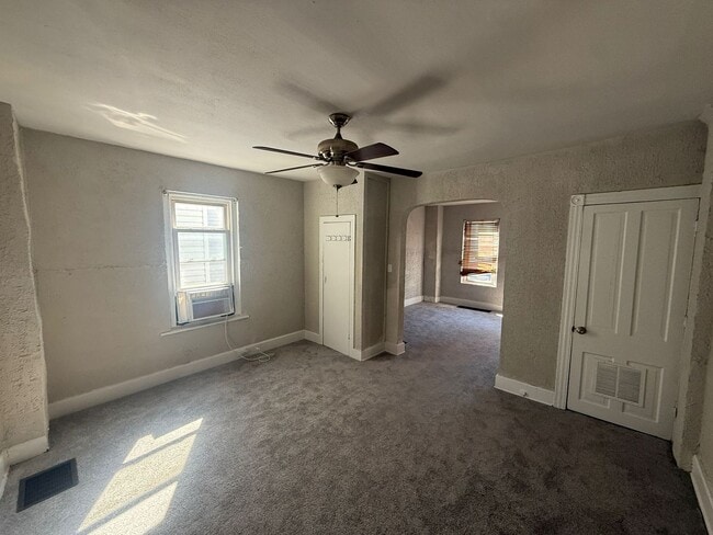 Building Photo - Single Family-half double- 2 bedroom/1 bat...