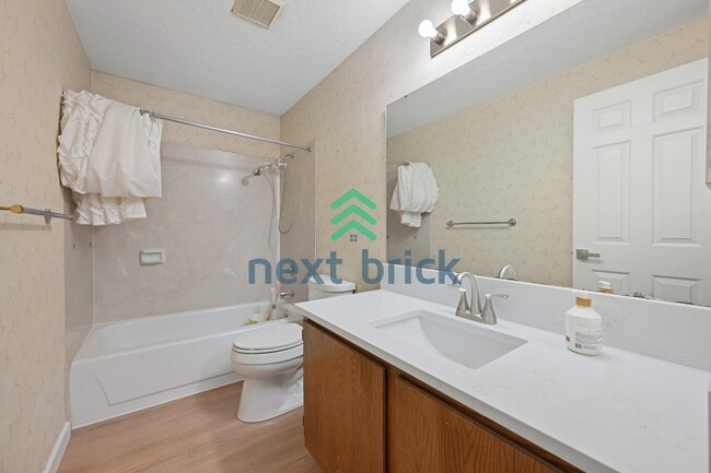 Building Photo - Lake Sammamish View Home with Spacious Decks in Prime Bellevue Location