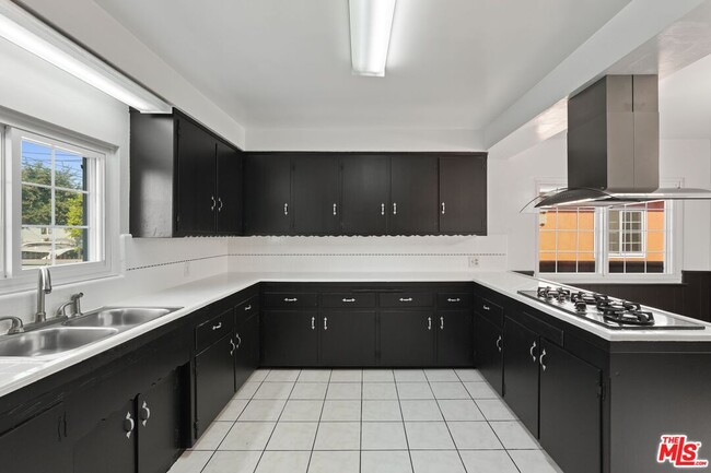 Building Photo - 11004 Mansel Ave