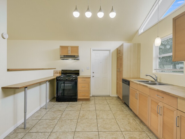 Building Photo - 227 Shin Oak Dr