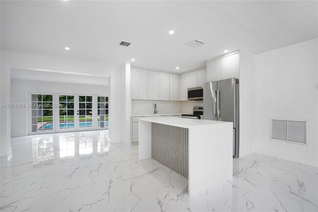 Building Photo - 630 W 72nd Pl