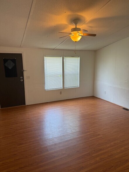 Building Photo - 245 Stanley Dr