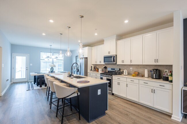 Building Photo - Stunning 3 BR/2 Full BA & 2 Half BA Townho...
