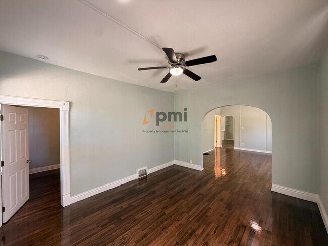 Building Photo - 422 Hoyt St