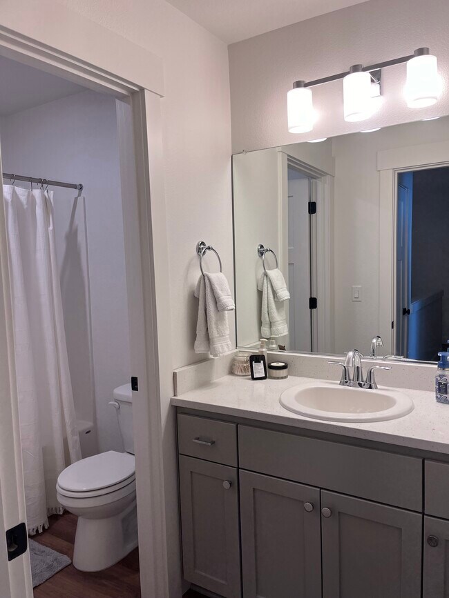 Building Photo - 990 NE Samson St