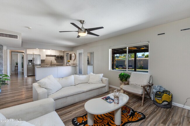 Building Photo - 3009 E Dahlia Dr