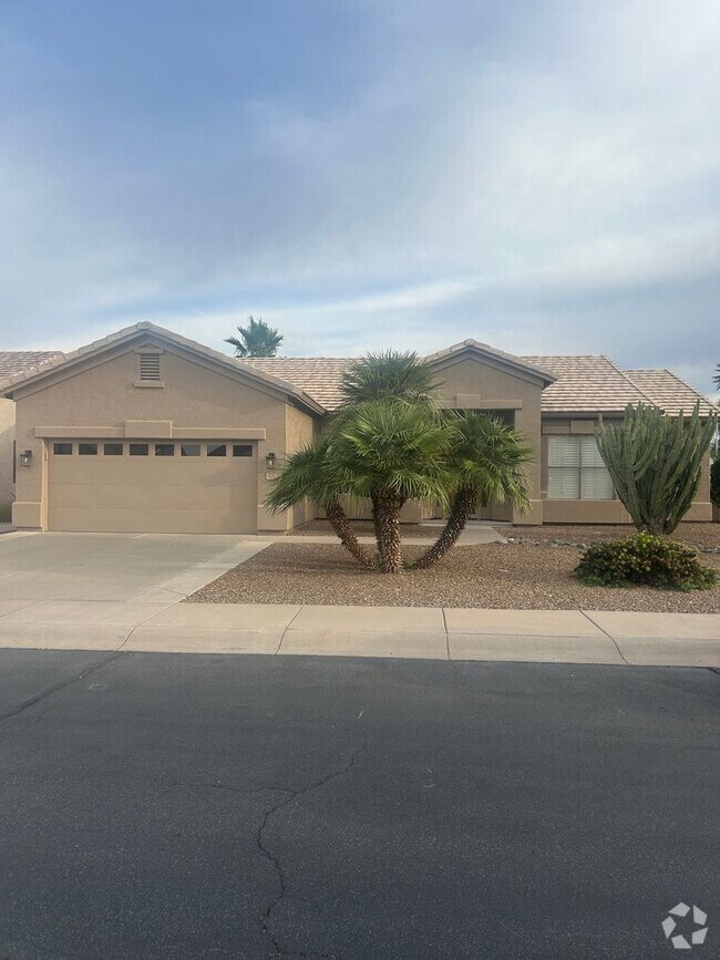 Building Photo - 2 bedroom with den in 55+ community