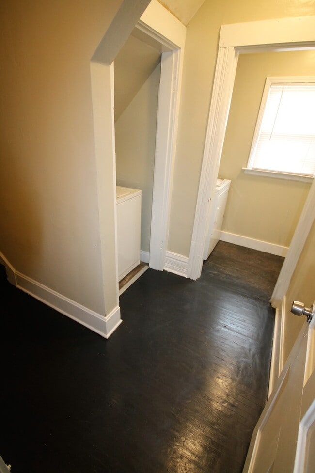 Building Photo - 27 E Duncan St