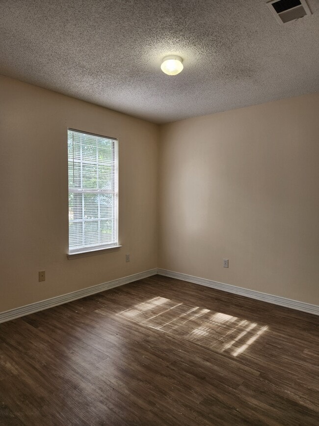 Building Photo - 1504 Beachview Dr