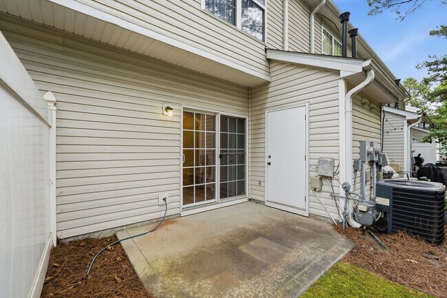 Building Photo - Beautiful Matthews Townhome with Updated Interior & Community Pool