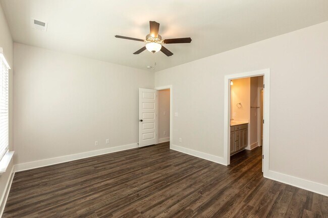 Building Photo - Spacious 3 Bedroom Home with Primary Suite on Main Level