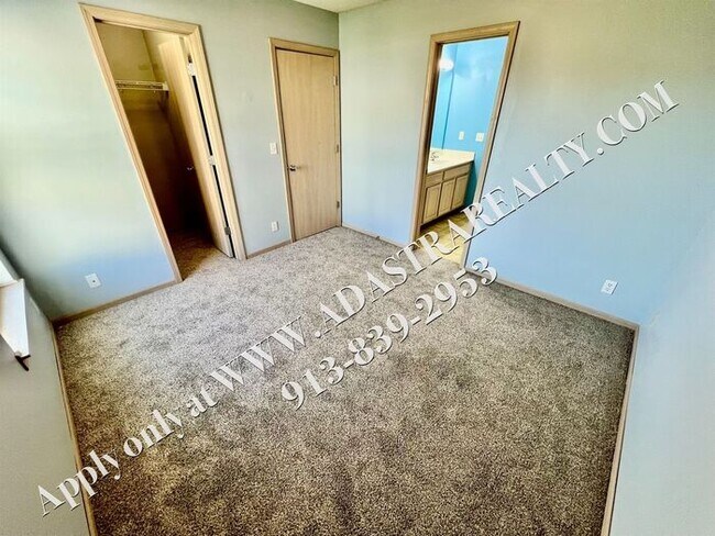 Building Photo - Spacious 3 Bed, 2 Bath, 2 Half Bath Townhome in Lee's Summit-Available NOW!!