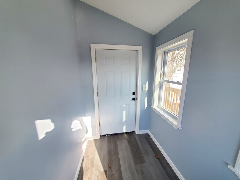 Building Photo - 289 Fellsway W