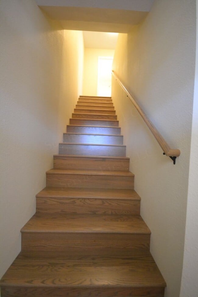 Building Photo - Spacious 3 Bed, 1.5 Bath Fourplex Unit in Buffalo, MO