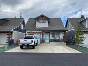 Building Photo - Craftsman-Style Home in Coeur d'Alene with...