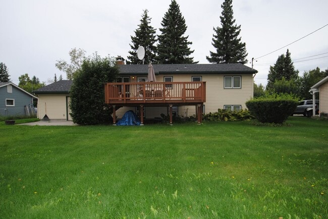 Building Photo - Gorgeous 4 bed / 2 bath with Heated Garage
