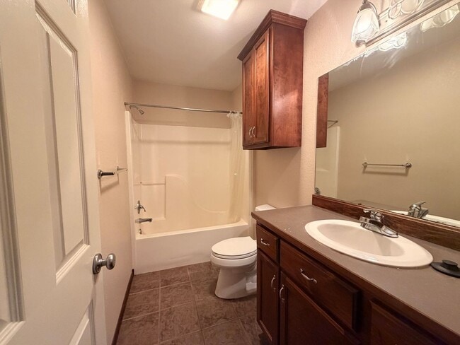 Building Photo - Discover this spacious 3-bedroom, 2-bathroom home in Russellville, AR.