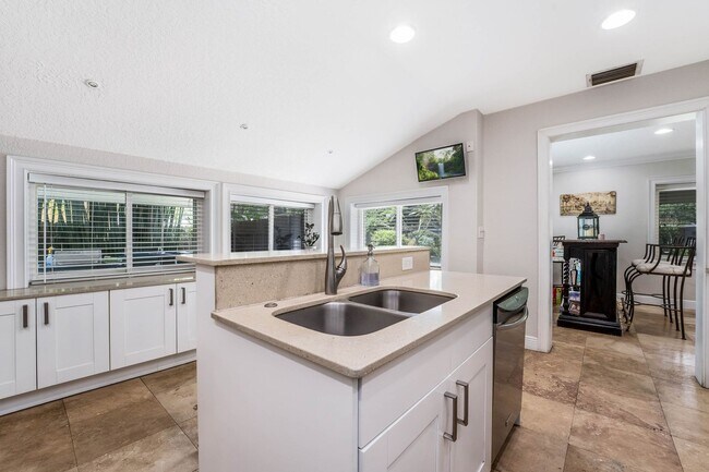 Building Photo - Hourglass District ~ Gorgeous 3/2.5 home w...