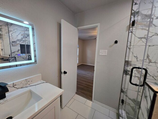 Building Photo - Hilltop 3 Bedroom, 2 Bath, 2 Car Garage Pr...