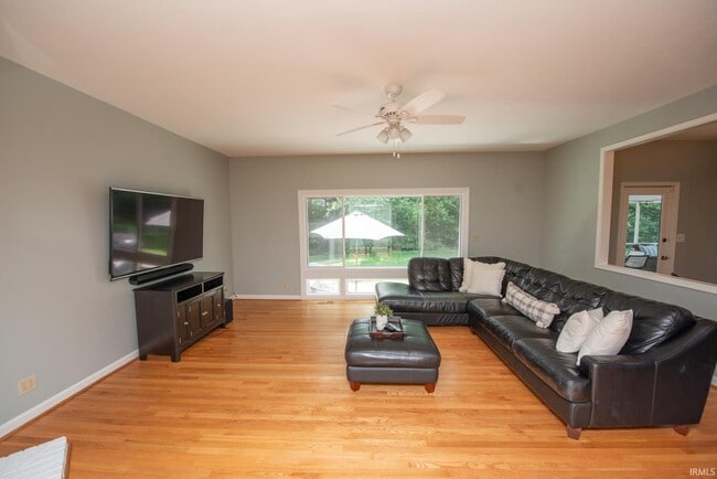 Building Photo - 3801 W Capilano Dr