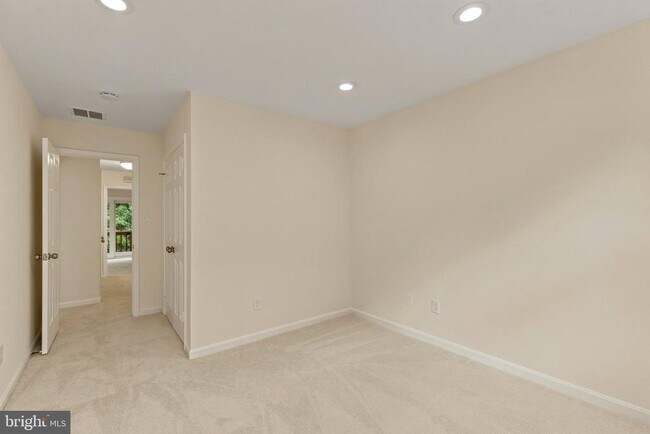 Building Photo - 7937 Valleyfield Dr