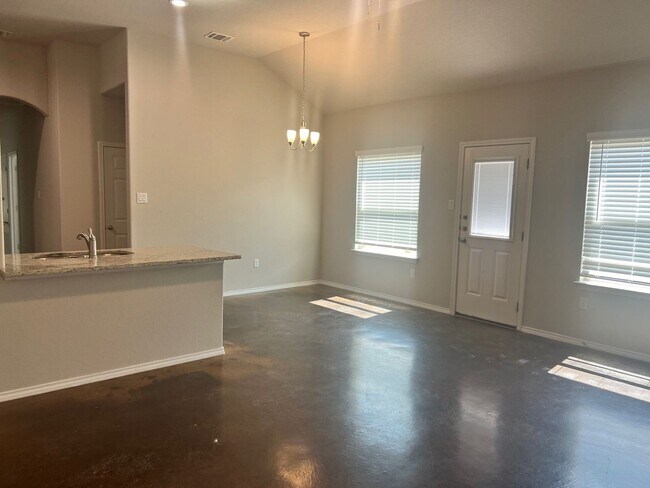 Building Photo - Luxury Duplex in Seguin