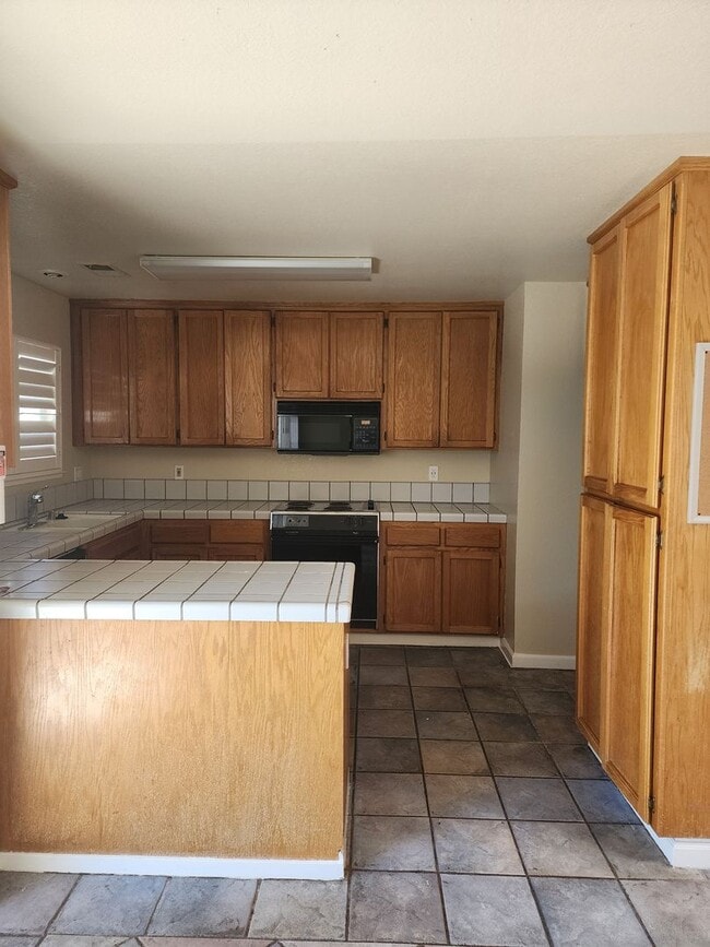 Building Photo - 3 Bedroom 2 Bath in HOA Community with Com...