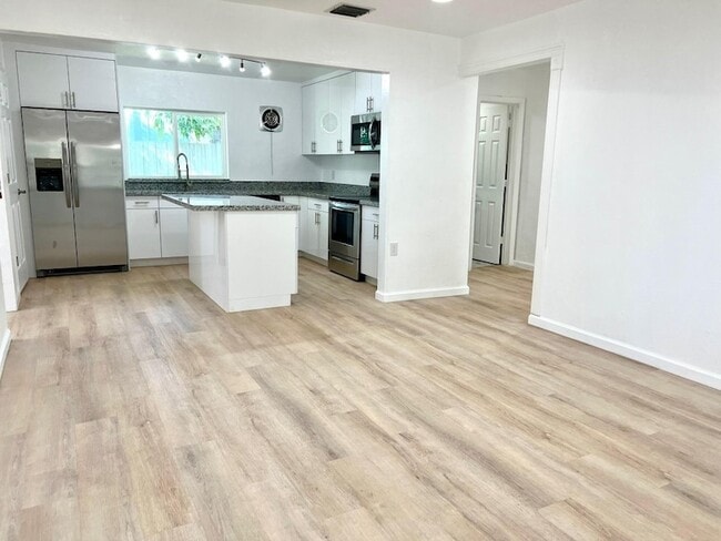 Building Photo - 801 NE 36th St