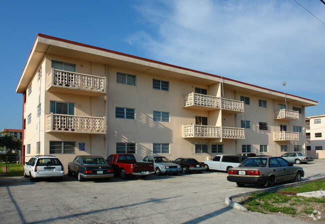 Primary Photo - Colonial Sunset Apartments