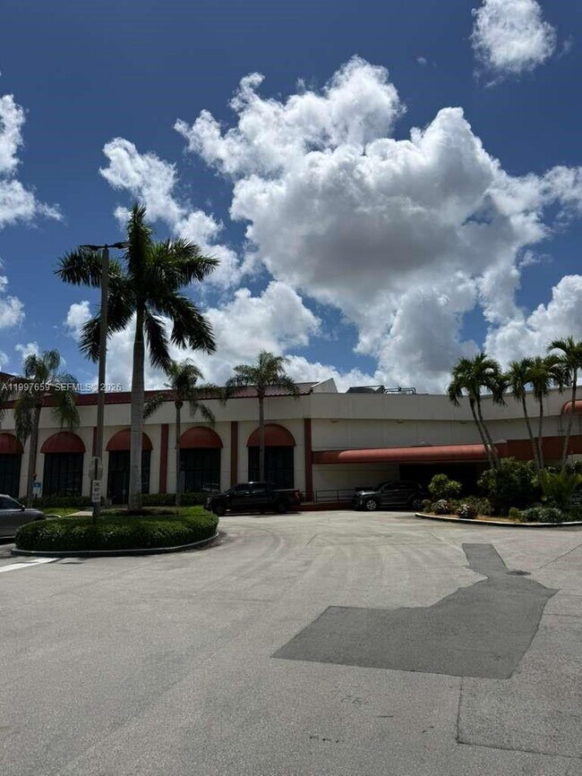 Building Photo - 691 S Hollybrook Dr