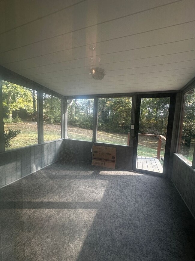 Building Photo - Spacious 3 bedroom/ 2.5 bath home near Exi...